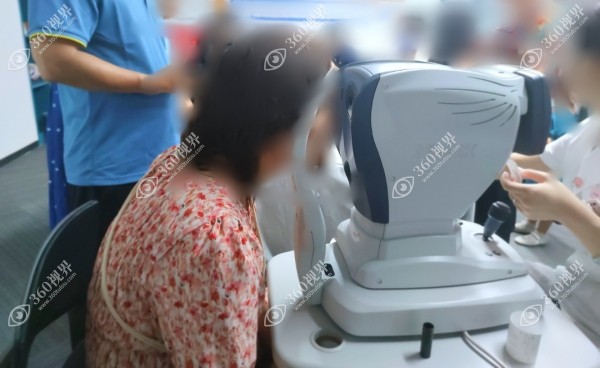 为近视人群提供免费检查