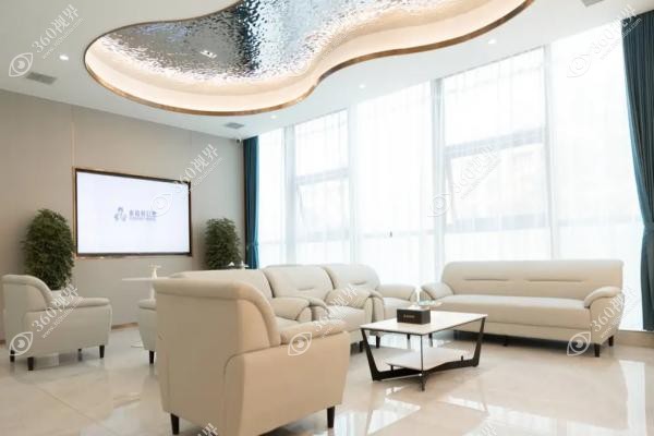 南京金铂利口腔医院好不好?18年老牌连锁+张民英即刻负重当天啃苹果