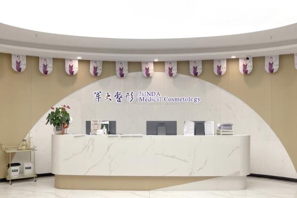 成都军大整形美容医院正规吗？很正规，而且主刀医生资质全，引进AI面部分析系统超厉害！