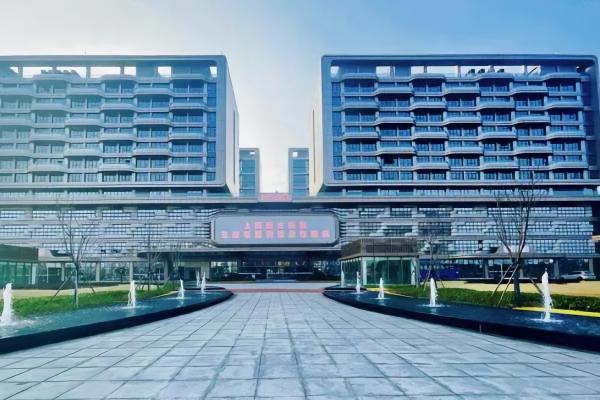 上海医大医院眼科近视手术价格：半飞秒12800+全飞秒16800+ICL晶体植入32000起