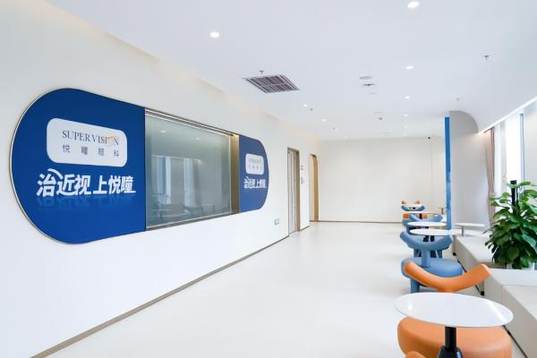 成都悦瞳眼科医院马可医生怎么样？华西特邀医师，手术切口能缩至2.2mm，附坐诊信息可查询