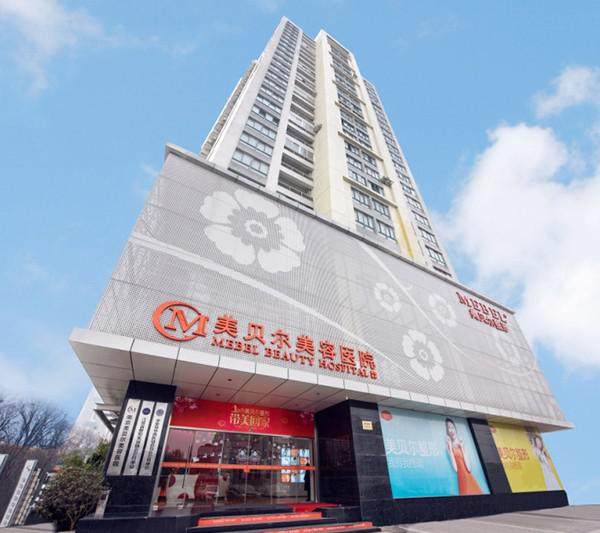 黄名斗和夏建军的手术价格对比，黄名斗多项目覆盖、腰腹吸脂明确，夏建军胸部专长、隆胸价格细分，按需选更优 