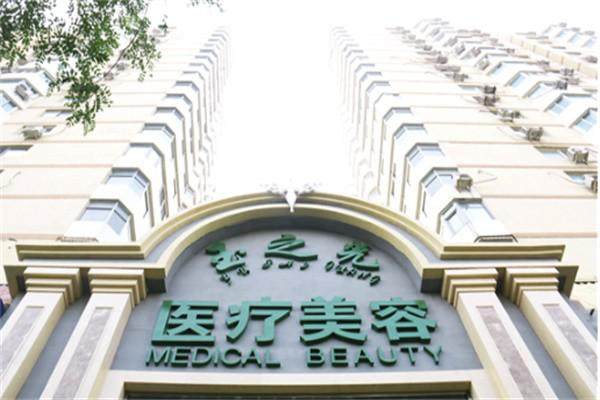 北京润美玉之光医疗美容自体脂肪丰胸案例技术精湛收费合理，张院长纯脂移植让胸部饱满自然。