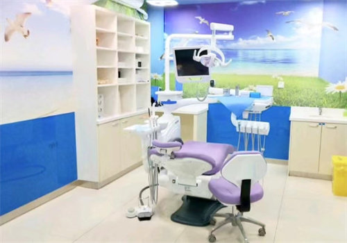 吸附性义齿和活动假牙哪个好？稳固性更强佩戴舒适度更高选择更放心