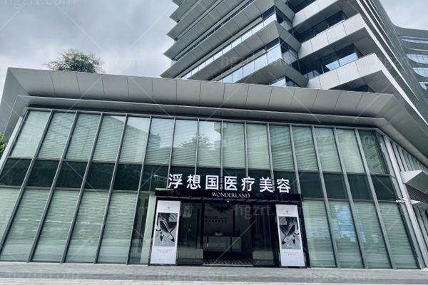 熊哲祯鼻基底填充价格多少？万元内搞定立体侧颜，众多求美者亲测效果自然又安心。
